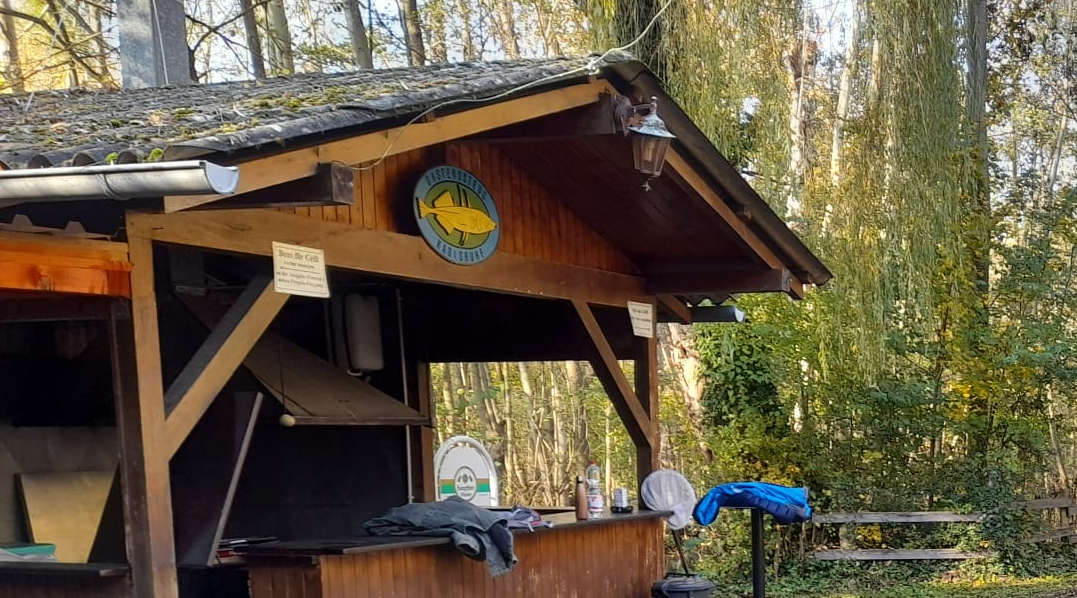 Grillhütte mit Vereinslogo