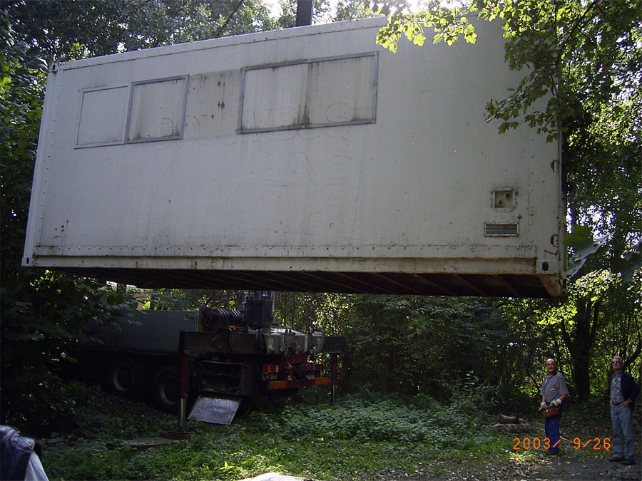 Kran stellt Baucontainer ab, Sicht 1
