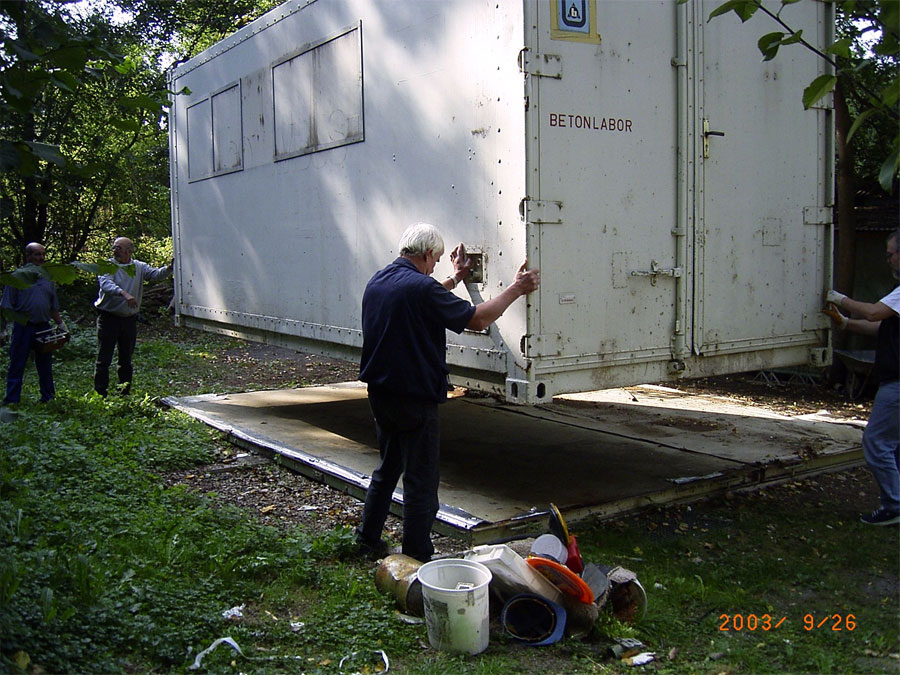 Kran stellt Baucontainer ab, Sicht 2